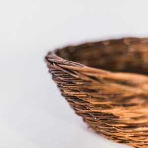 Nestmand boomvalk en ransuil, gemaakt uit gevlochten riet. Dit kunstnest is op maat gemaakt voor de boomvalk en de ransuil.