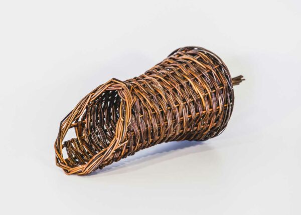 Eendenkorf wilde eend en waterhoen, gemaakt uit gevlochten riet. Dit kunstnest is op maat gemaakt voor de wilde eend en de waterhoen.