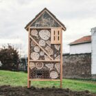 Insectenhotel, gemaakt uit lariks en bamboo. Deze nestkast is op maat gemaakt voor insecten in een park.
