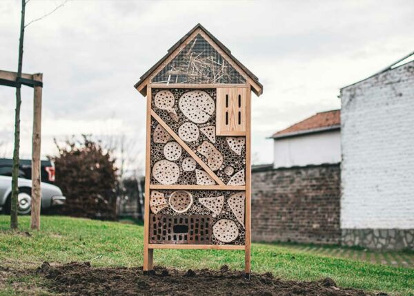 Insectenhotel, gemaakt uit lariks en bamboo. Deze nestkast is op maat gemaakt voor insecten in een park.