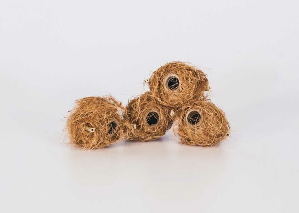 Dwergmuiskunstnest, gemaakt uit lariks. Deze nestkast is op maat gemaakt voor de dwergmuis.