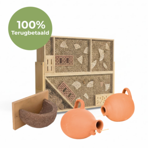 Biodiversiteitspakket voor landbouwers: terracotta nestpotten voor mezen, een kunstnest voor boerenzwaluwen en een groot houten insectenhotel, in aanmerking komend voor VLIF-subsidie niet-productieve investeringen.